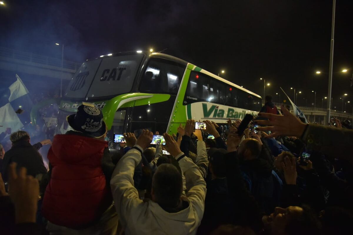 El recibimiento de la hinchada de Talleres al plantel. (Facundo Luque / La Voz)