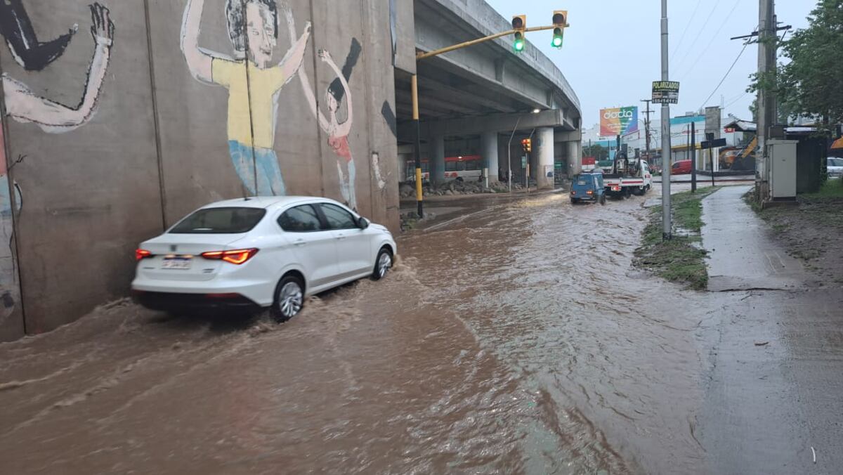 En la zona norte de la ciudad calles anegadas por la lluvia. (José Hernández/La Voz)