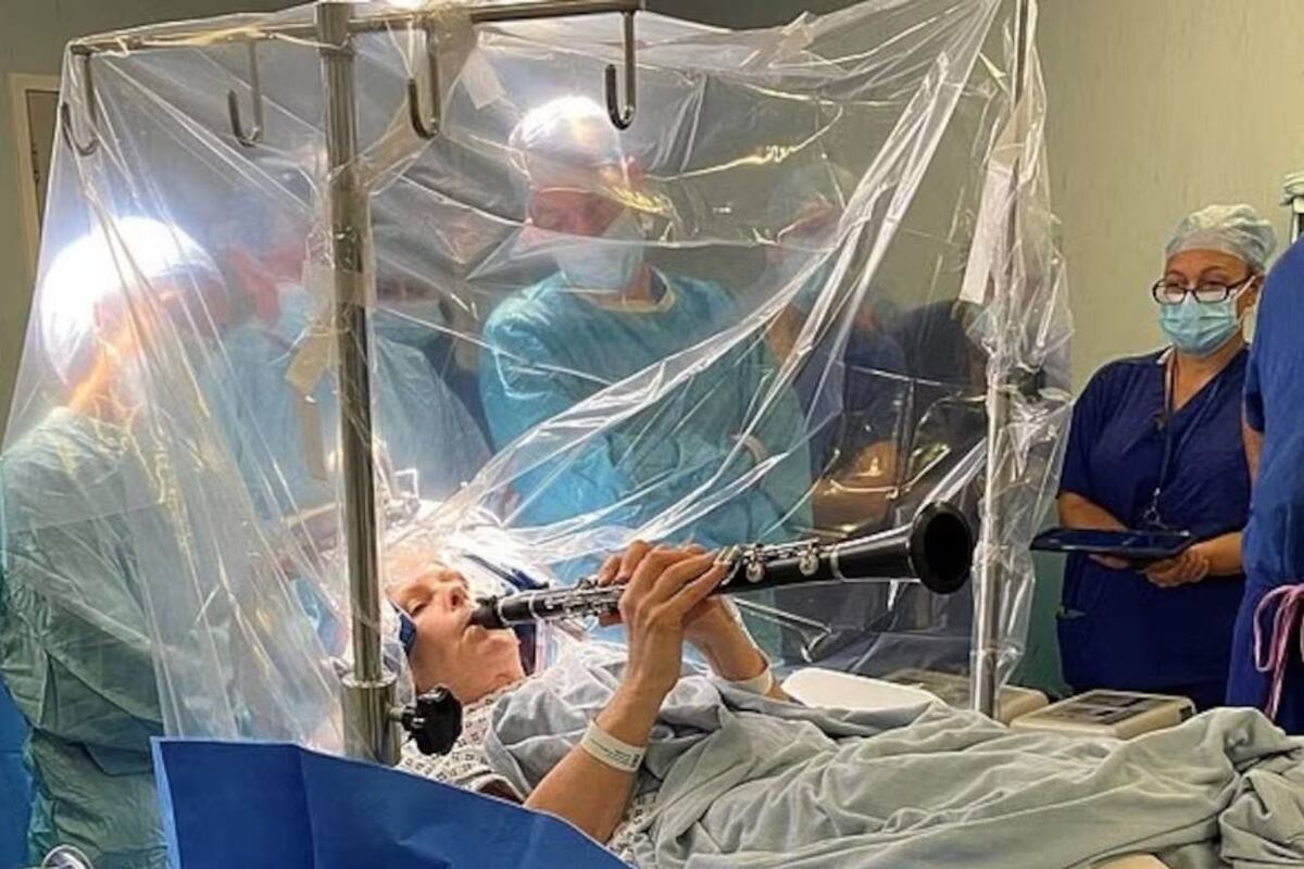 Tocó el clarinete mientras le operaban el cerebro para guiar a los cirujanos. (Gentileza)