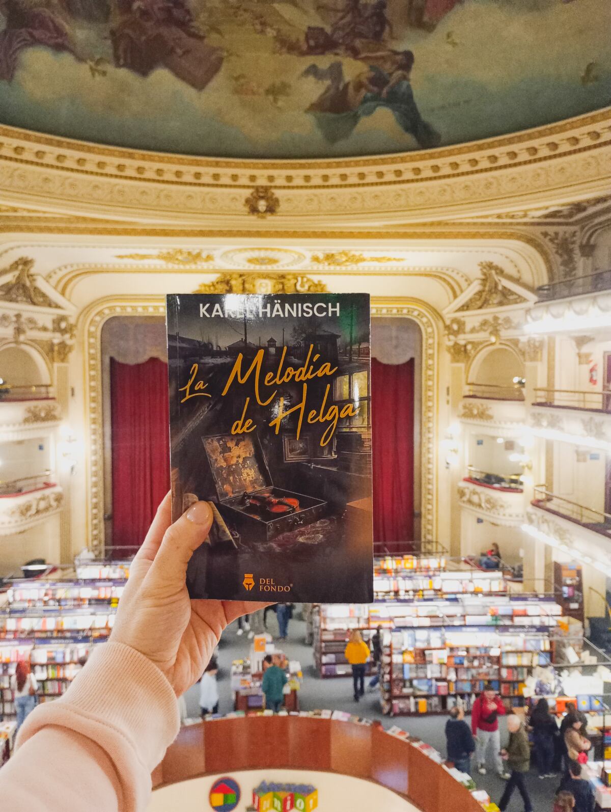 El cordobés Karel Hänisch presentó su libro La melodía de Helga: “Una oda a la nostalgia y el amor” (Foto: Gentileza Prensa)