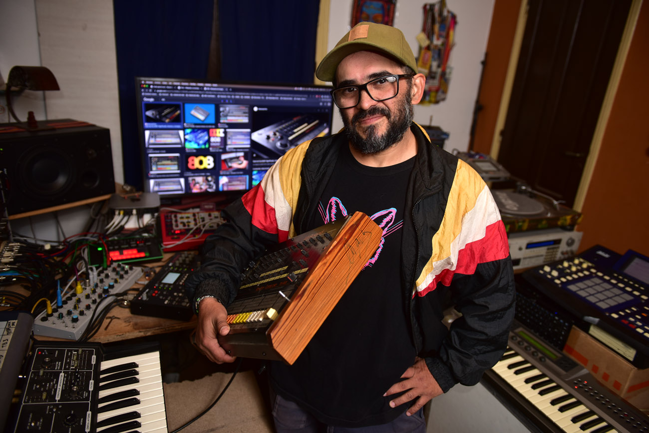 El dee jay Fede Flores con la caja de ritmos Roland TR 808, que Charly García usó para grabar el disco "Clics Modernos". (Nicolás Bravo/ La Voz)