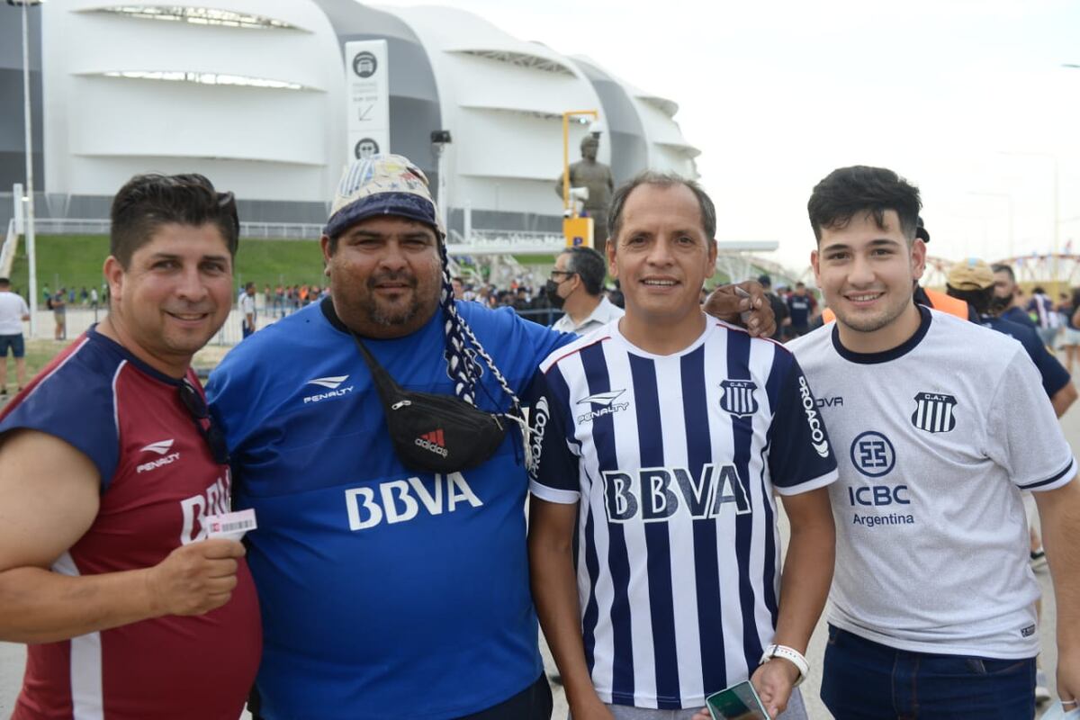 Los hinchas de Talleres dijeron presente en Santiago para acompañar al equipo de Medina (Foto: José Hernández).