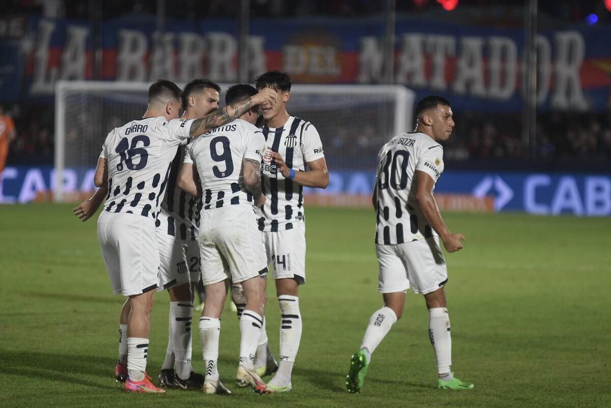Michael Santos volvió a convertir y fue importante para Talleres (Federico López Claro)