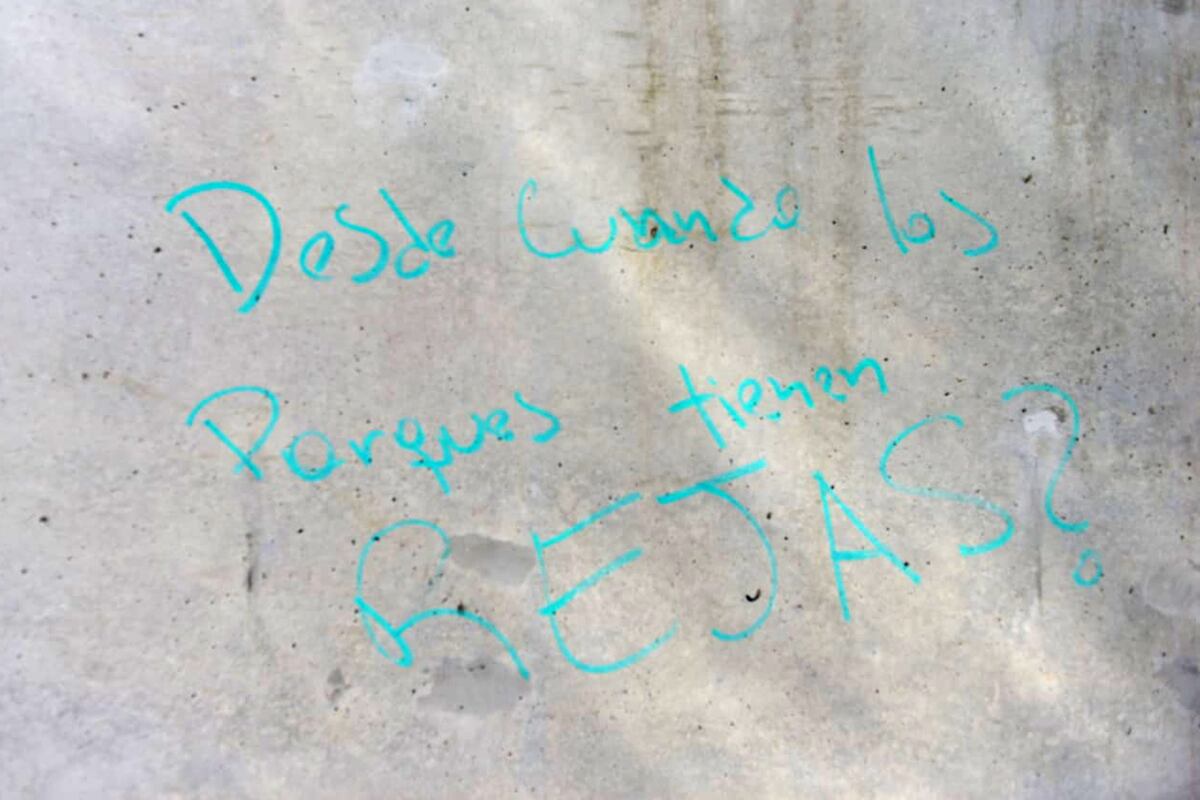 Vandalizaron con pintadas el Portón 2 de acceso al nuevo Parque Las Heras, aún no inaugurado. (José Gabriel Hernández / La Voz)