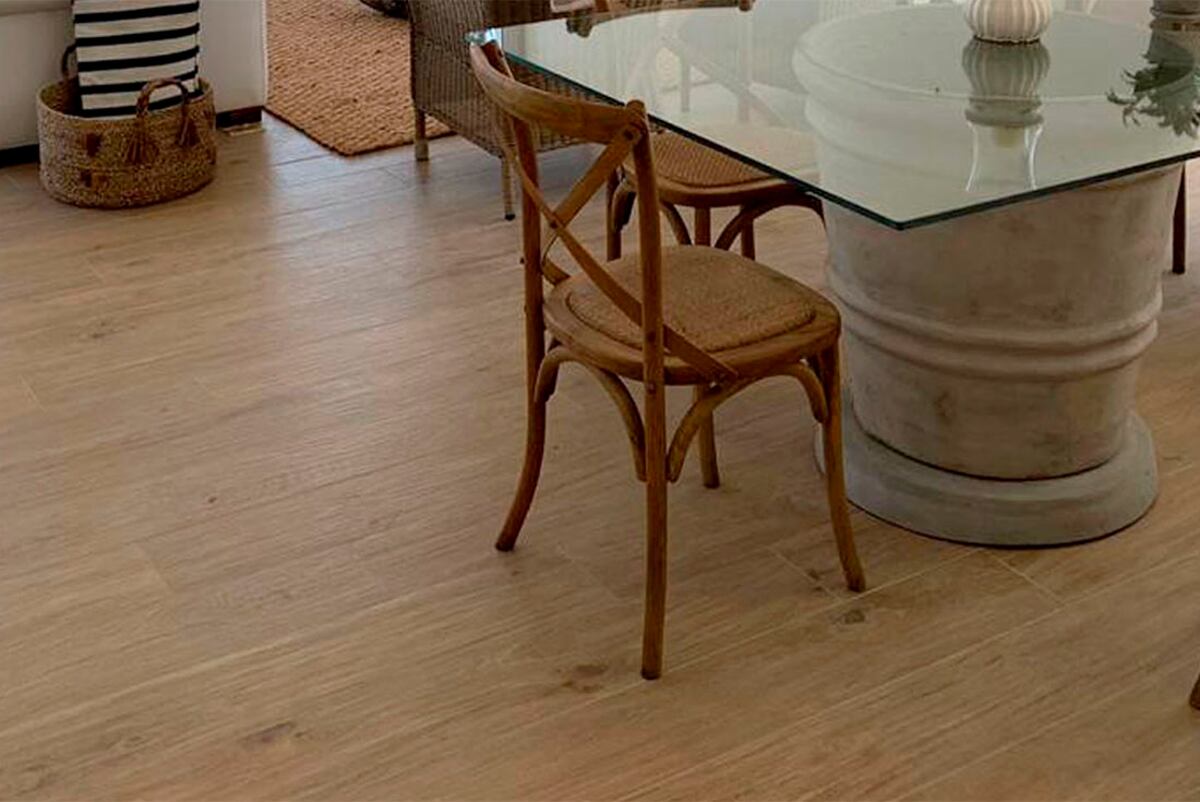Su instalación sencilla no demanda herramientas sofisticadas y no requiere trabajos de albañilería.