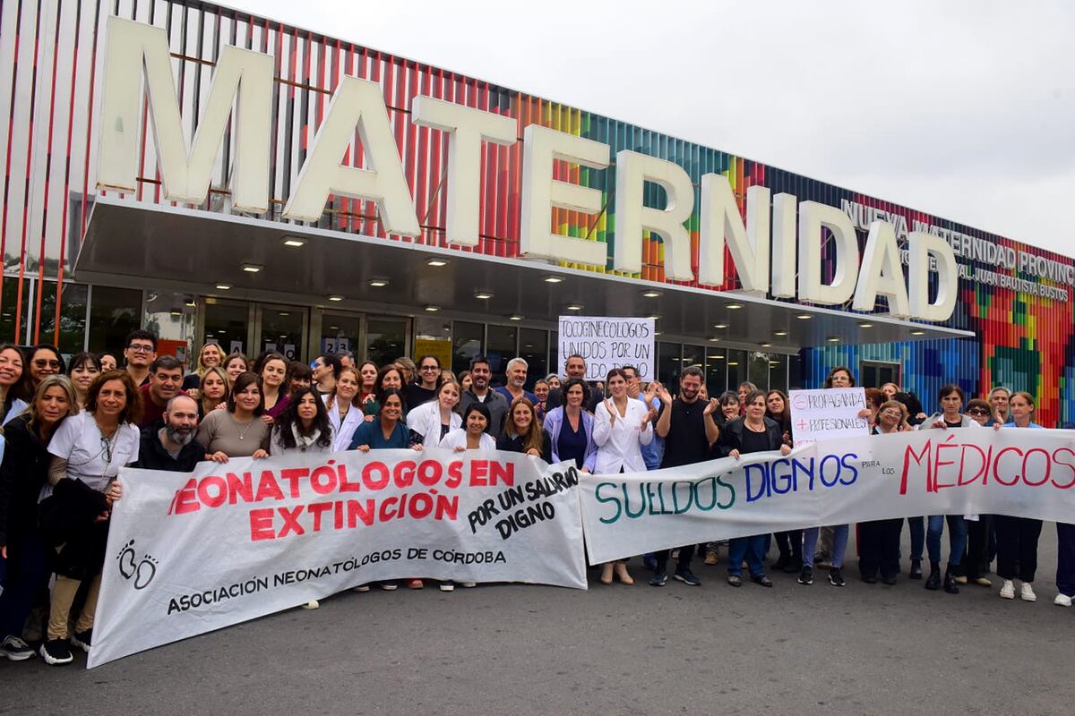 Córdoba. Obstetras y ginecólogos de la Maternidad provincial paran y reclaman mejoras salariales. (José Gabriel Hernández / La Voz)