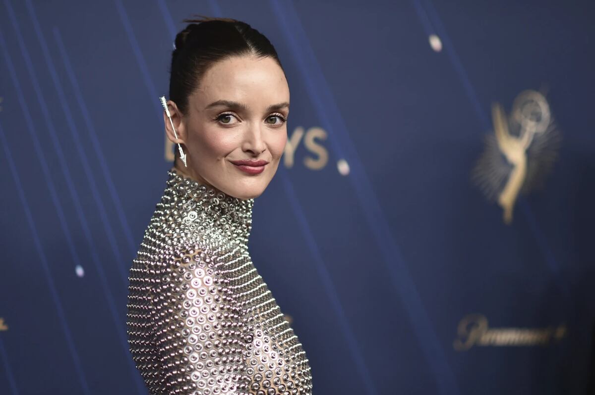 Charlotte Le Bon, de "The White Lotus, con look de toque futurista. (AP)
