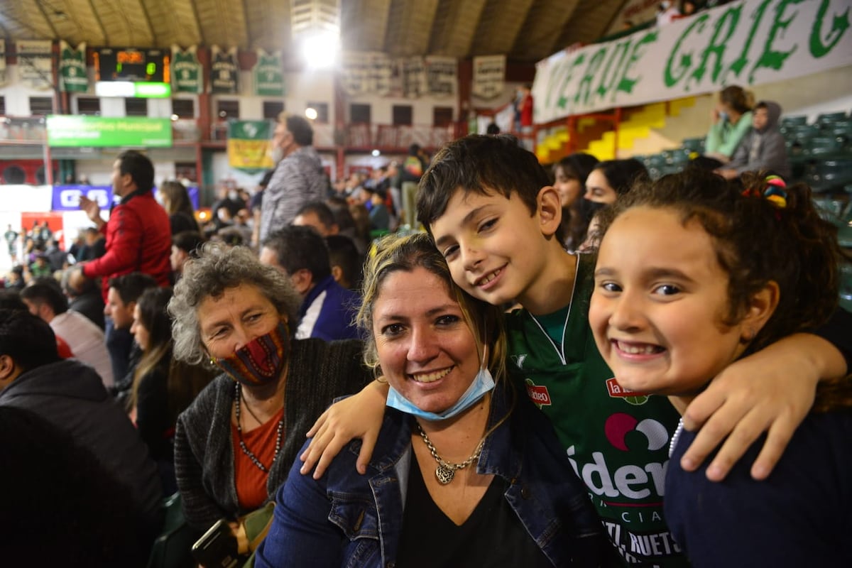 Los hinchas de Instituto y Atenas le pusieron color y calor al clásico (Foto: Javier Ferreyra).