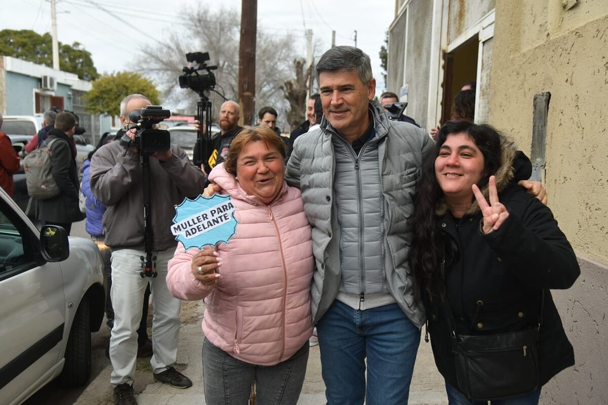 El Intendente electo Daniel Passerini llega a su consultorio médico en Barrio Müller. (Ramiro Pereyra / La Voz)