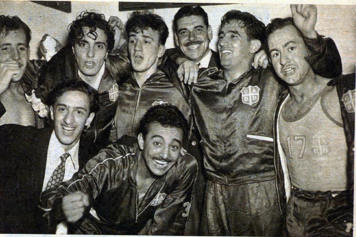 Argentina 64 - Estados Unidos 50. Estadio Luna Park. Vestuario argentino después de obtener el título. Parados: Alberto López, Poletti, Ricardo González y Lozano. Agachado: Pedro Bustos. FOTO: El Gráfico.