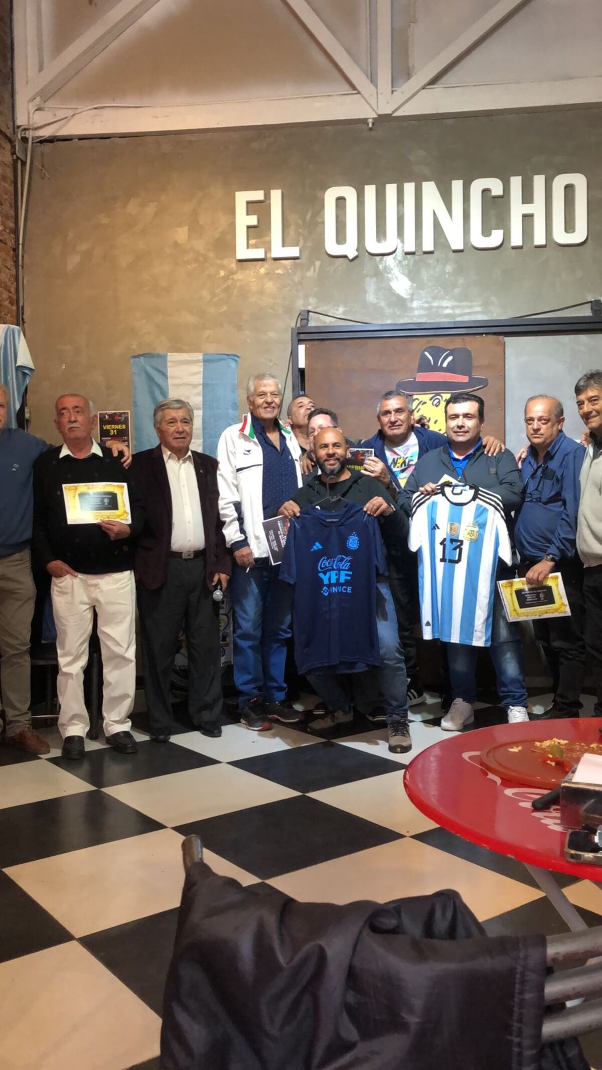 Reconocimiento a periodistas que cubrieron el Mundial Qatar 2022 y a periodistas históricos de Córdoba como Víctor Brizuela, Rubén Torri y Osvaldo Wehbe. También a la familia de "Cuti" Romero. Fue en la pizzería San Luis (Gentileza Pedro Ludicello de la Pizzería San Luis)
