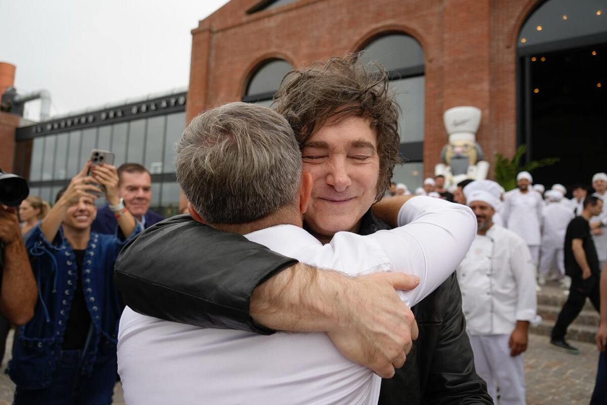 Javier Milei recorriendo la fábrica de la marca de helados Lucciano´s en el Parque Industrial General Savio, de Mar del Plata. (Presidencia)