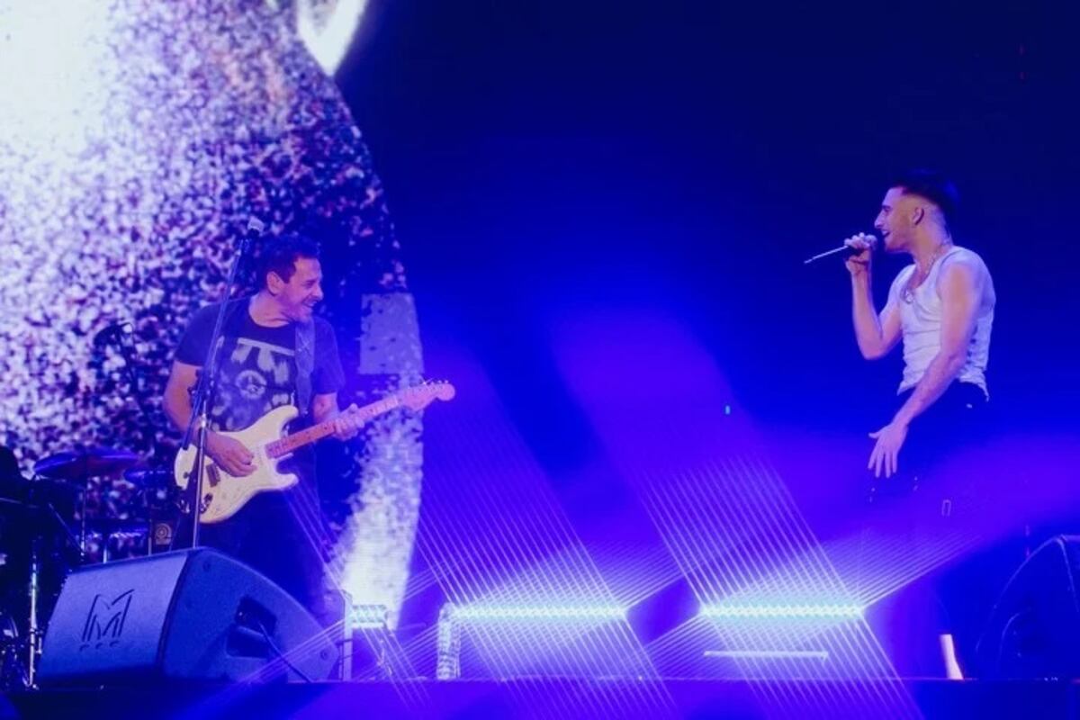 Ricardo Mollo y Wos en uno de los momentos más álgidos del show. (Gentileza Juli García).