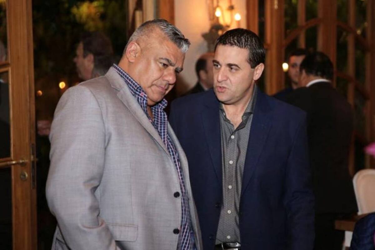 Amigo son los amigos. Claudio Tapia y Pablo Toviggino, ambos acorralados por el escándalo de los manejos de fondos en la AFA. (La Voz / Archivo) 