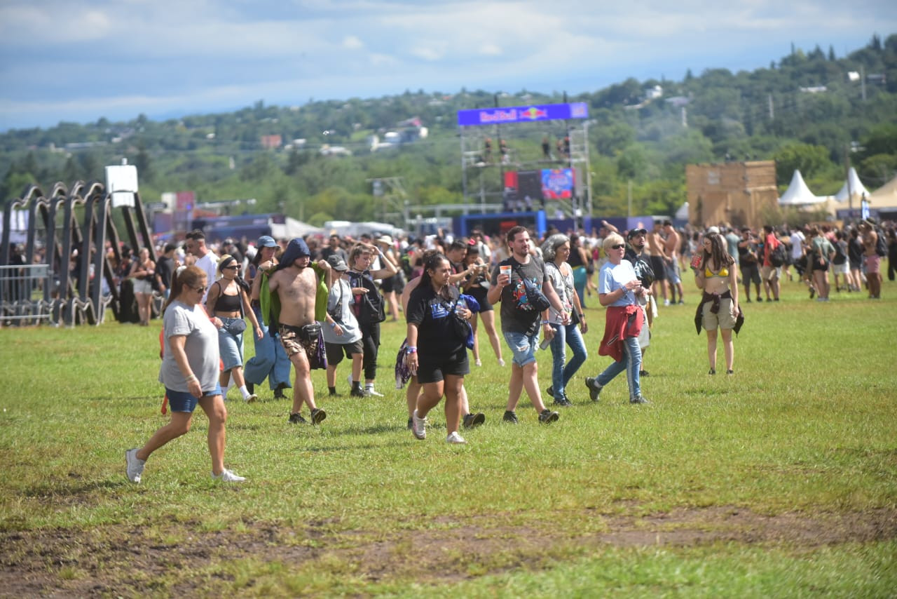 Después de la lluvia de la mañana, el calor dominó la tarde en Cosquín Rock. (Javier Ferreyra / La Voz)