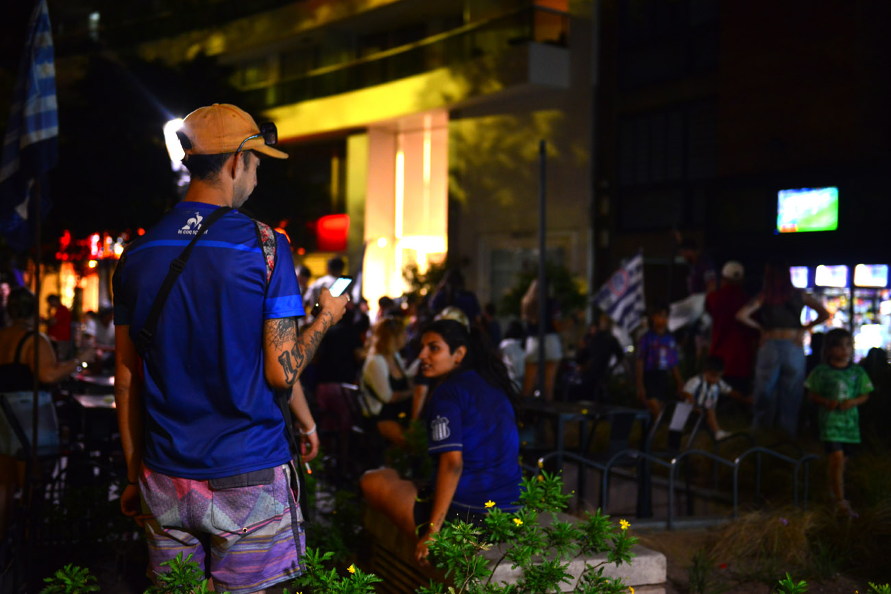 Hinchas de Talleres se dieron cita en el Patio Olmos para ver el partido contra Newells. (Nicolás Bravo / La Voz)