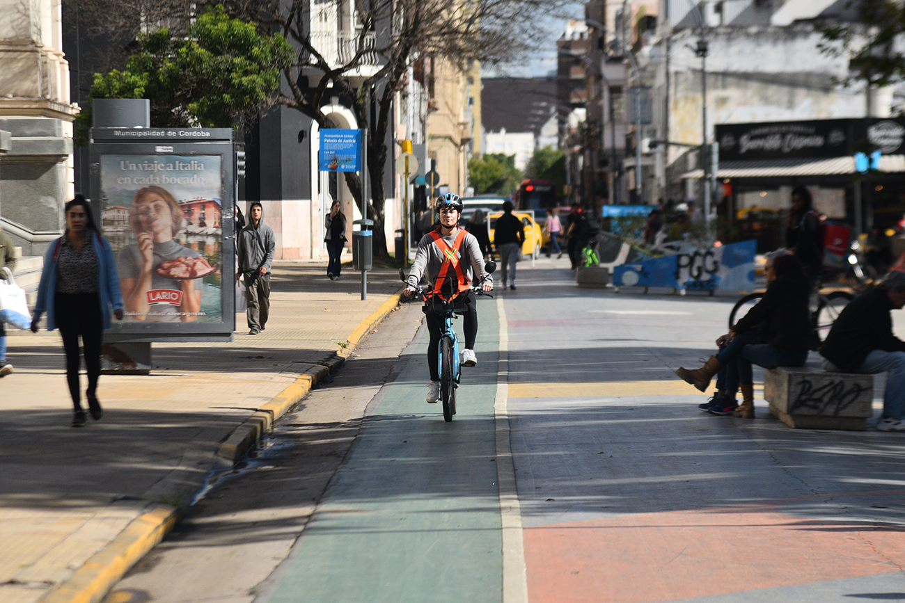 En el Paseo Sobremonte y en Plaza España están las primeras estaciones de bicicletas públicas. Foto Pedro Castillo 
