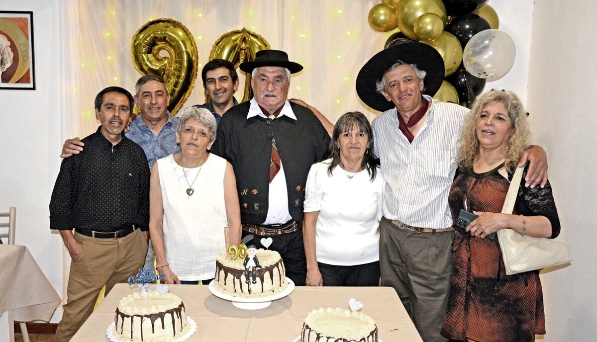 Don Héctor y sus hijos, en su cumple de 90: Carlos, Ramón, Graciela, Andrés, Irma, Eduardo y Cristina. (Gentileza Orly Branca)