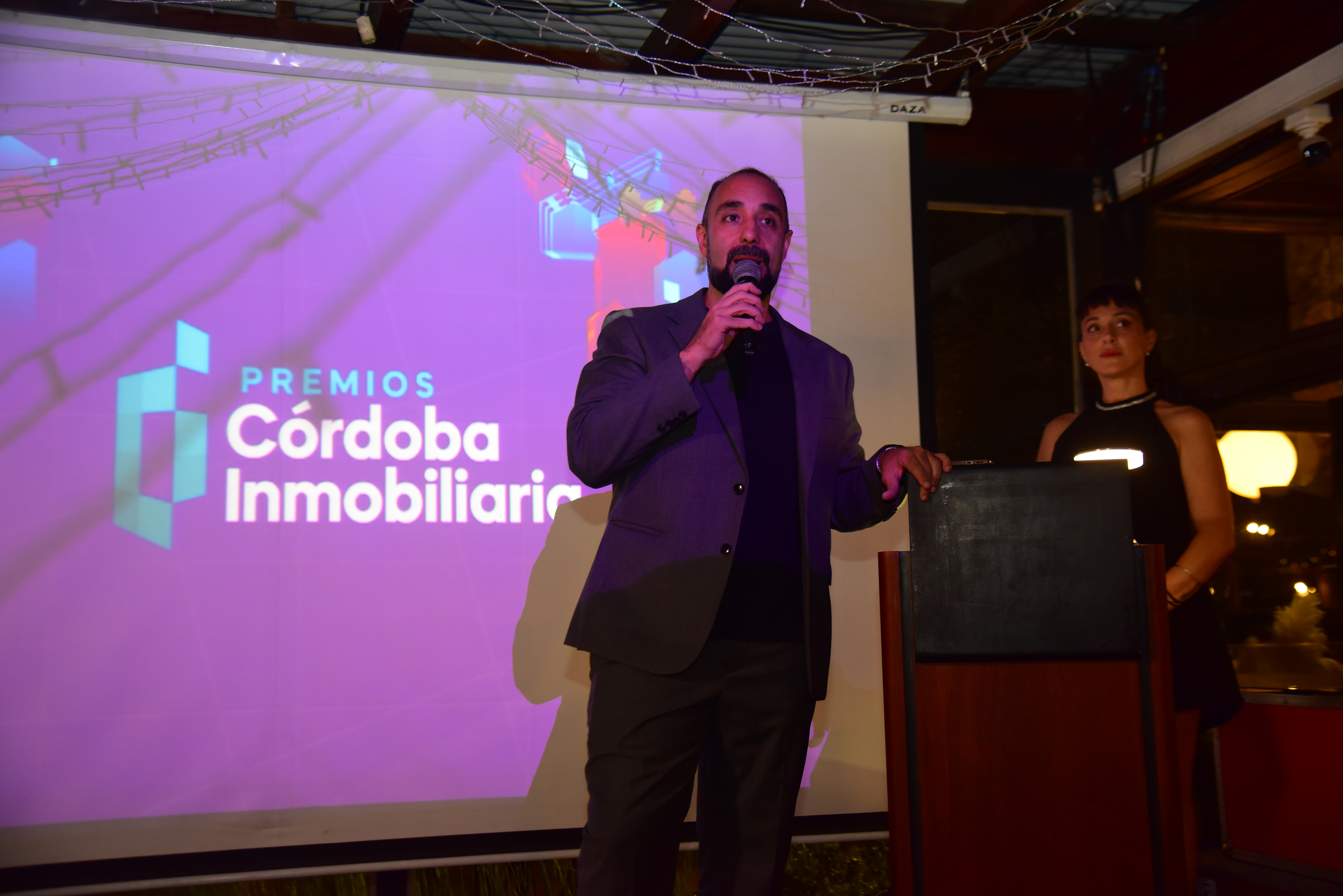 Sebastián Lazcano, gerente comercial y de Marketing de La Voz, destacó la importancia del premio Córdoba Inmobiliaria. Atrás, Virginia Alomar, del equipo de La Voz, quien tuvo a su cargo la conducción del evento. (Javier Ferreyra)