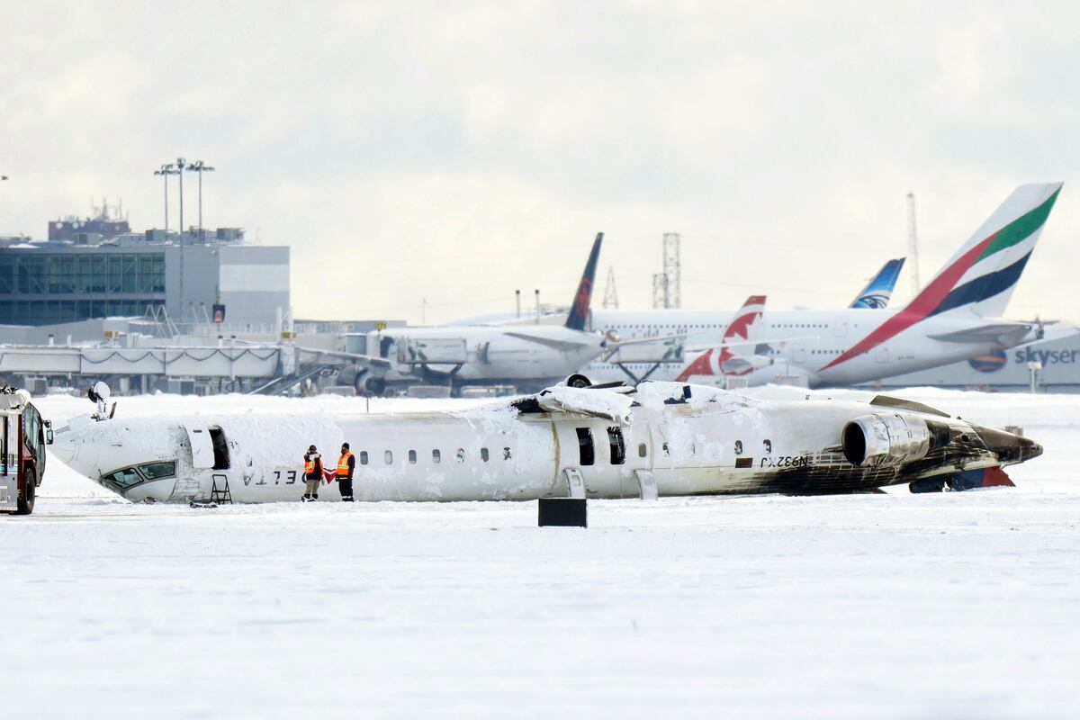 El avión que quedó volcado en el Aeropuerto Internacional Pearson de Toronto el 18 de febrero del 2025. (Chris Young/The Canadian Press via AP)