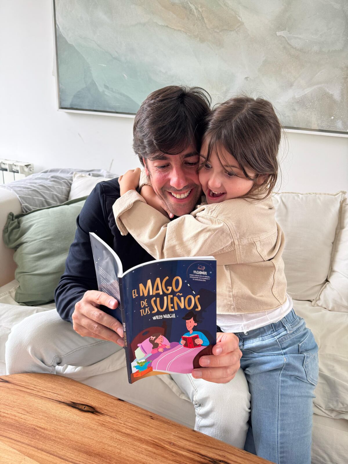 Willy Magia y su hija Felicitas leyendo “El mago de tus sueños”. Foto: Willy Magia