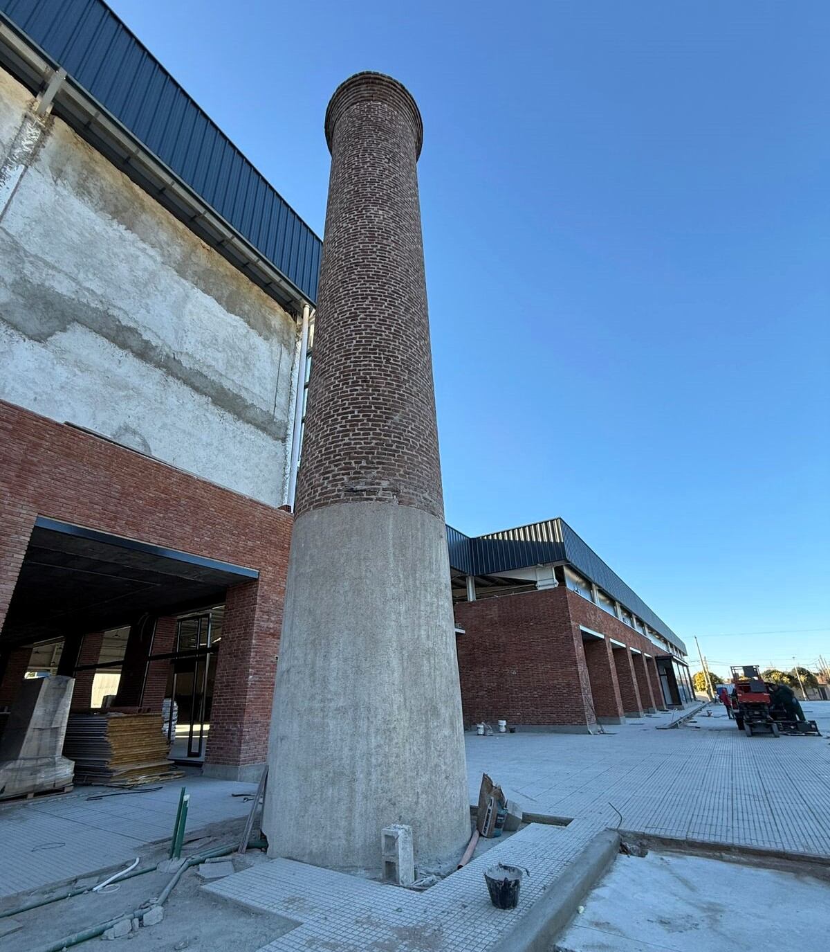 La obra de supermercados Becerra en Río Segundo, en su etapa final (Gentileza Radio Nubeda)