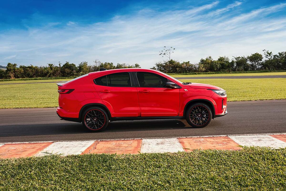 Cuenta con detalles en rojo en las ruedas y el spoiler delantero.
