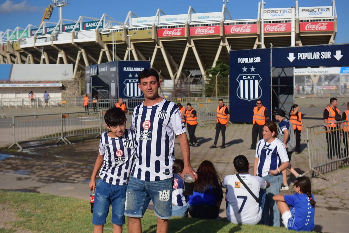 Talleres y sus hinchas en la previa del partido ante Gimnasia de Mendoza, por la fecha 5 del Torneo Apertura. (Nicolás Bravo / La Voz).