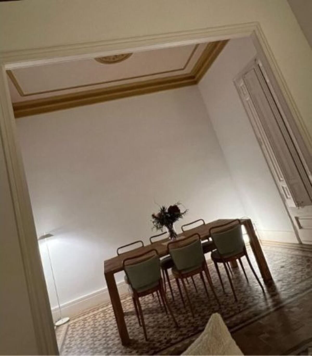 Úrsula Corberó y el Chino Darín en Barcelona: así es su espectacular departamento vintage.