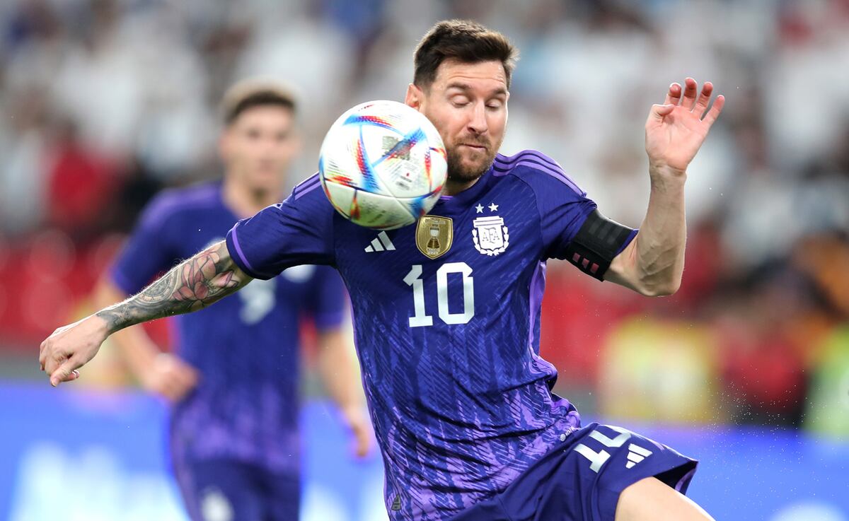 La Selección Argentina de Lionel Scaloni se medirá este miércoles ante Emiratos Árabes Unidos, dirigido por Rodolfo “Vasco” Arruabarrena, en el último amistoso previo al Mundial Qatar 2022.
EFE/EPA/ALI HAIDER