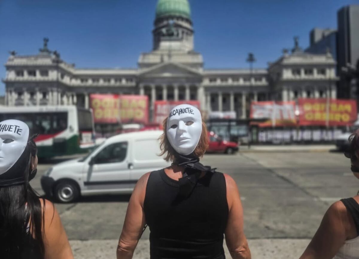 Nancy Pazos protestó en contra de la reforma laboral con una máscara con la leyenda "Alcahuetes".