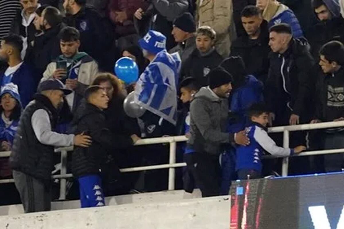 Barras de Vélez agredieron a hinchas de Talleres en la platea del estadio. (Gentileza)