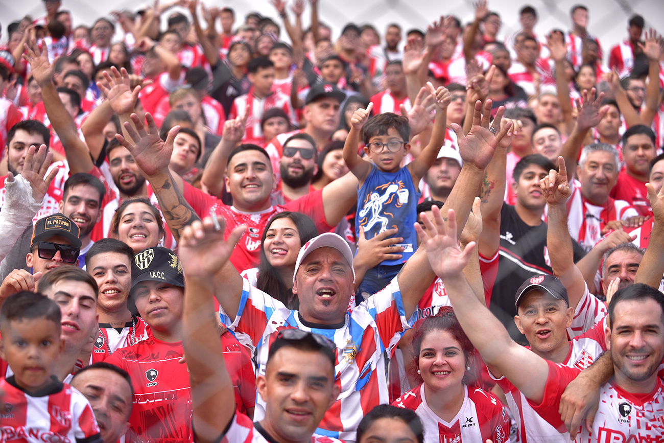 Fotos de hinchas de Instituto en el estadio Monumental en el partido ante Sarmiento de Junín para la Liga Profesional. (Ramiro Pereyra)