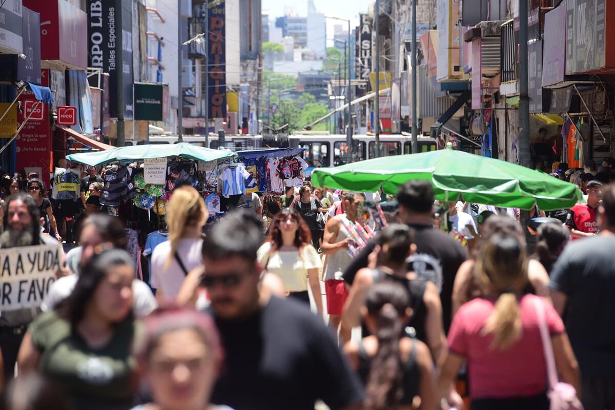Ventas de Navidad en la peatonal de Córdoba. (José Gabriel Hernández / La Voz)