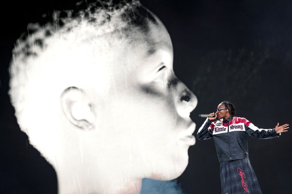 Little Simz, rapera británica, durante su show en Glastonbury 2024. (AP)