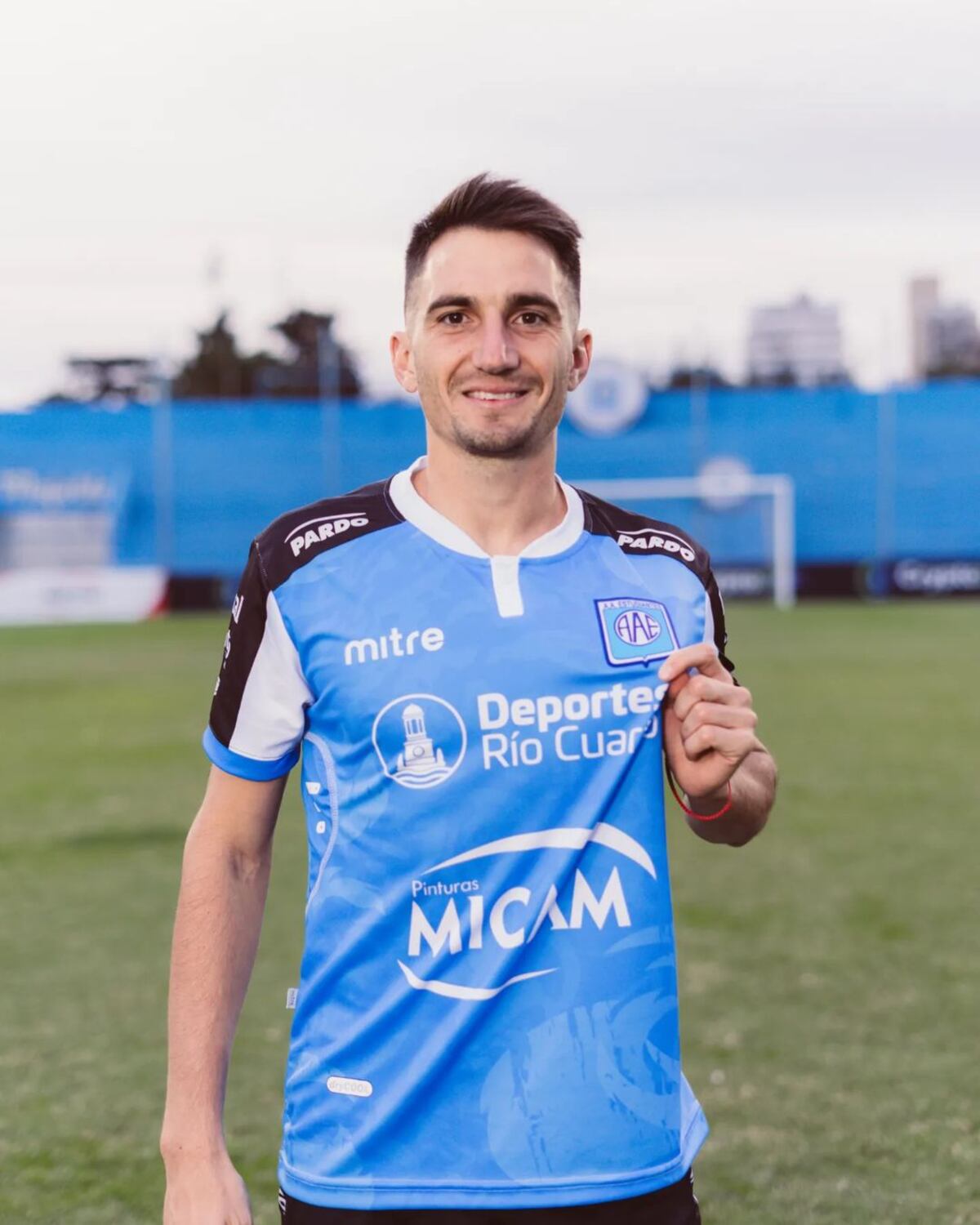 Estudiantes de Río Cuarto y su nueva camiseta para 2024. (Prensa Estudiantes).