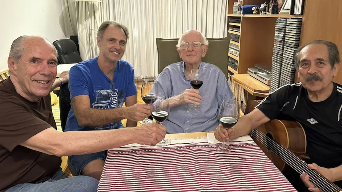 Los miembros de Opus Cuatro con "Beto" Hassan. (Web)