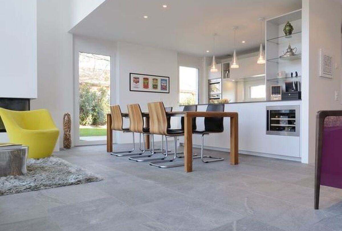 Los colores crean emociones. El piso de porcelanato símil cemento es ideal para que se destaquen piezas de diseño que llenan de energía positiva el ambiente. Foto: Pinterest
