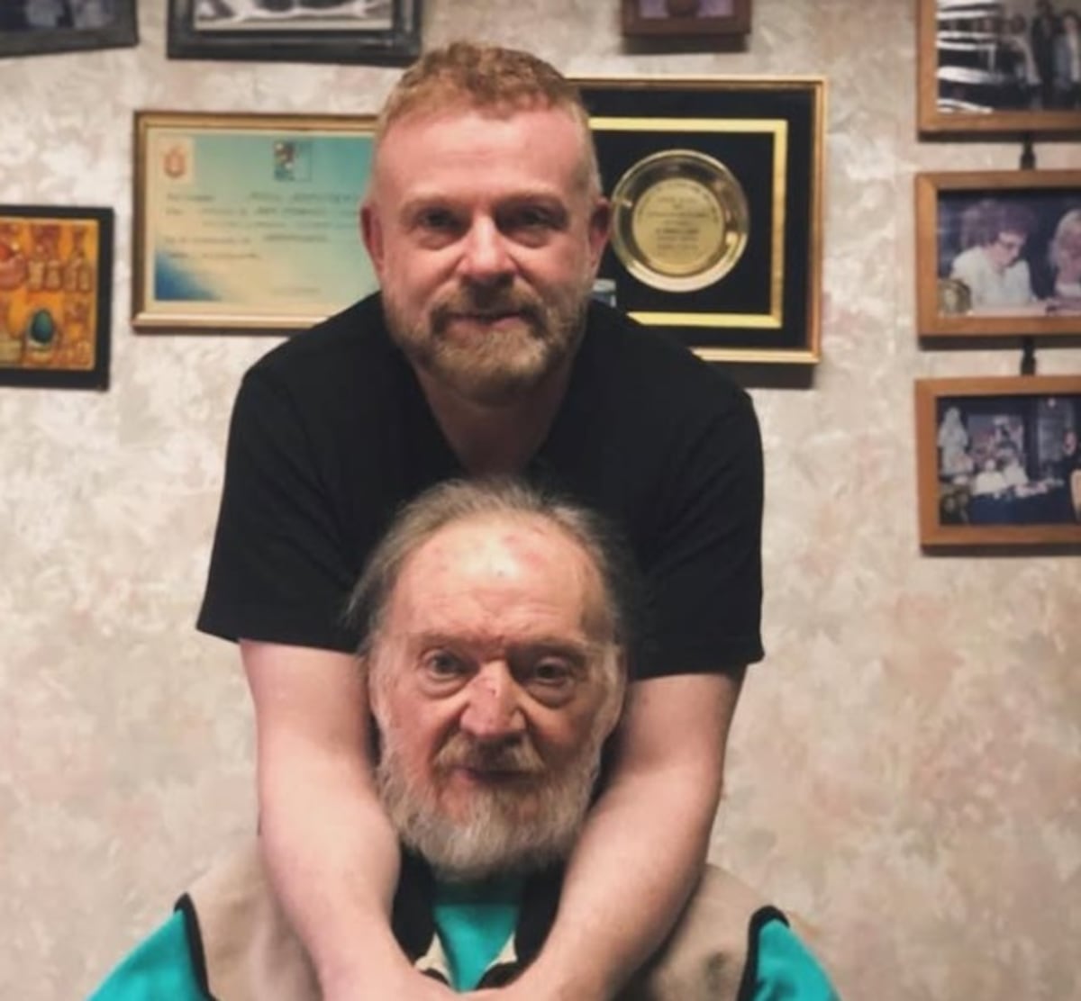 Con su papá, fallecido en el 2021. Gabriel Rabinovich creció en Villa Cabrera, en la farmacia Abrutsky de su mamá. (Gentileza)