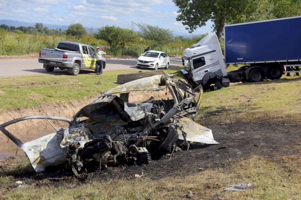 Córdoba. Impactante choque entre un camión y un auto con un muerto en la avenida Padre Luchesse. (José Gabriel Hernández / La Voz)