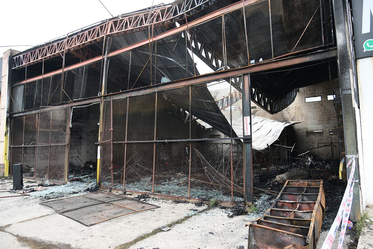 Córdoba. Bomberos controlaron el incendio que destruyó un local de ropa en la Avenida Donato Álvarez. (Ramiro Pereyra / La Voz)