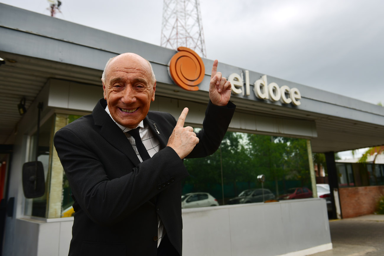 El "Lagarto", a la salida del show que conduce en Canal 12. (Nicolás Bravo / La Voz)
