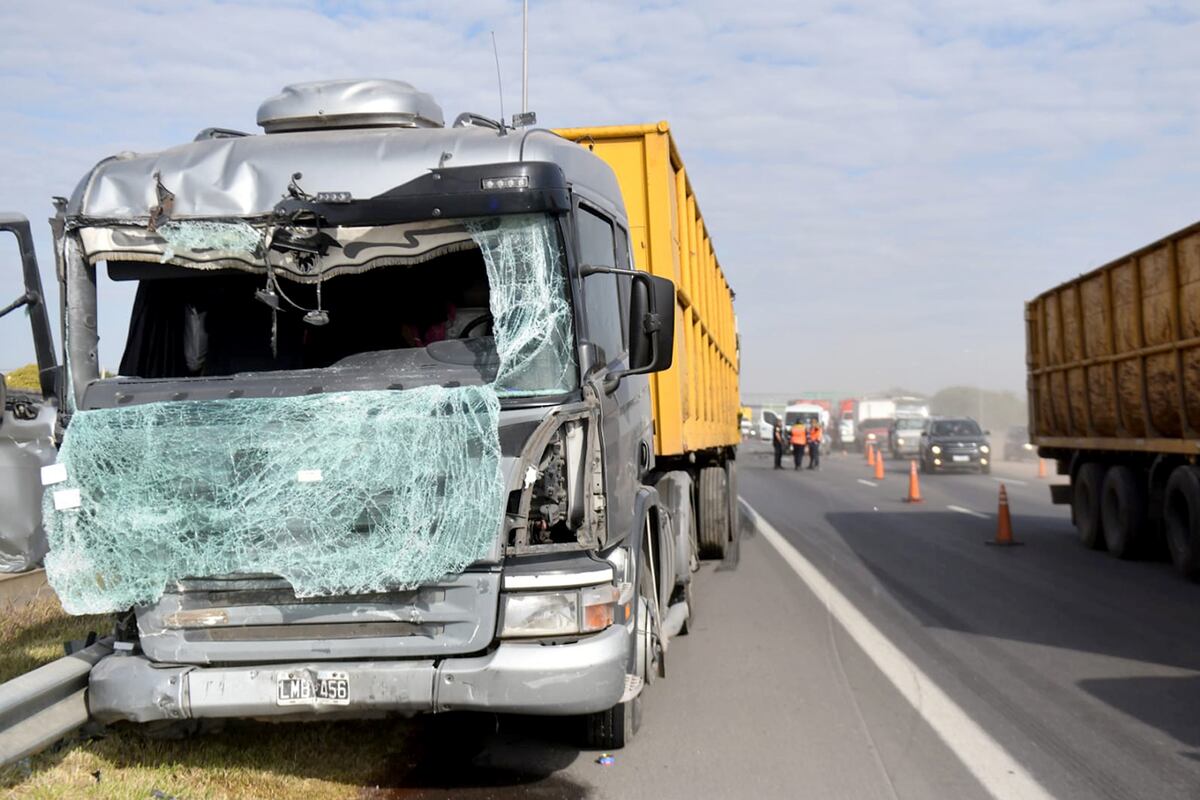 Accidente a la altura del puente Sabattini, sobre avenida de Circunvalación, Córdoba. (Ramiro Pereyra / La Voz)