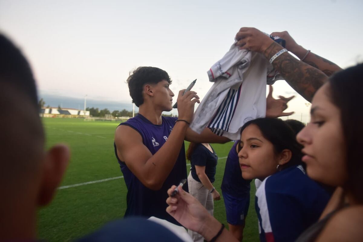 Talleres: el entrenamiento abierto reforzó el vínculo entre el plantel y su gente, en una tarde marcada por el viento y el aliento constante. (Javier Ferreyra / La Voz)