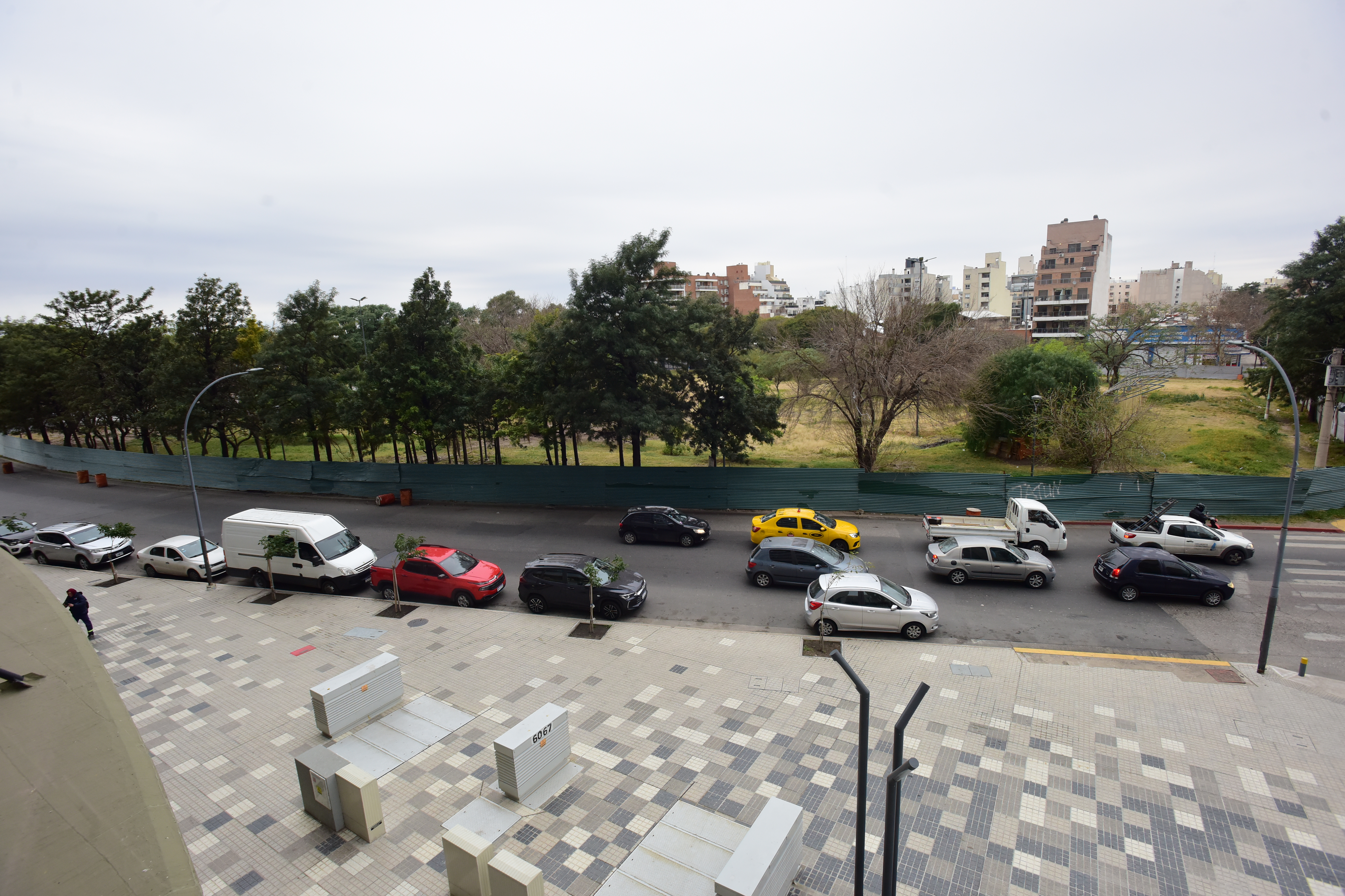 Plaza Carrizo cerrada hace dos años con obra en pausa en Barrio General Paz al frente de la torre Altos Paz. Foto Javier Ferreyra