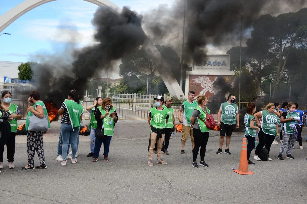 Córdoba. Empleados despedidos piden ser reincorporados a Fadea (José Hernández/La Voz).