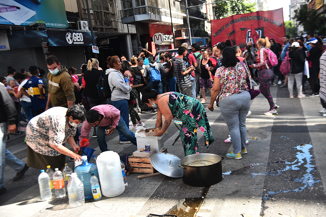 Corte de calles y puentes Piquetes piqueteros
bloqueos en tres puentes, en hora pico de ingreso al centro de Córdoba
Viernes 19 Noviembre 2021
Fotografía José Gabriel Hernández