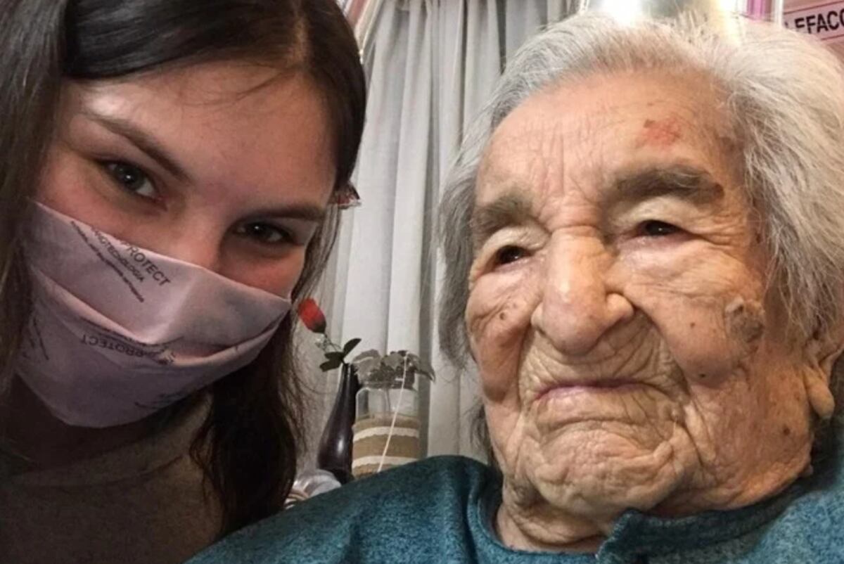 Casilda, junto a una de sus nietas.