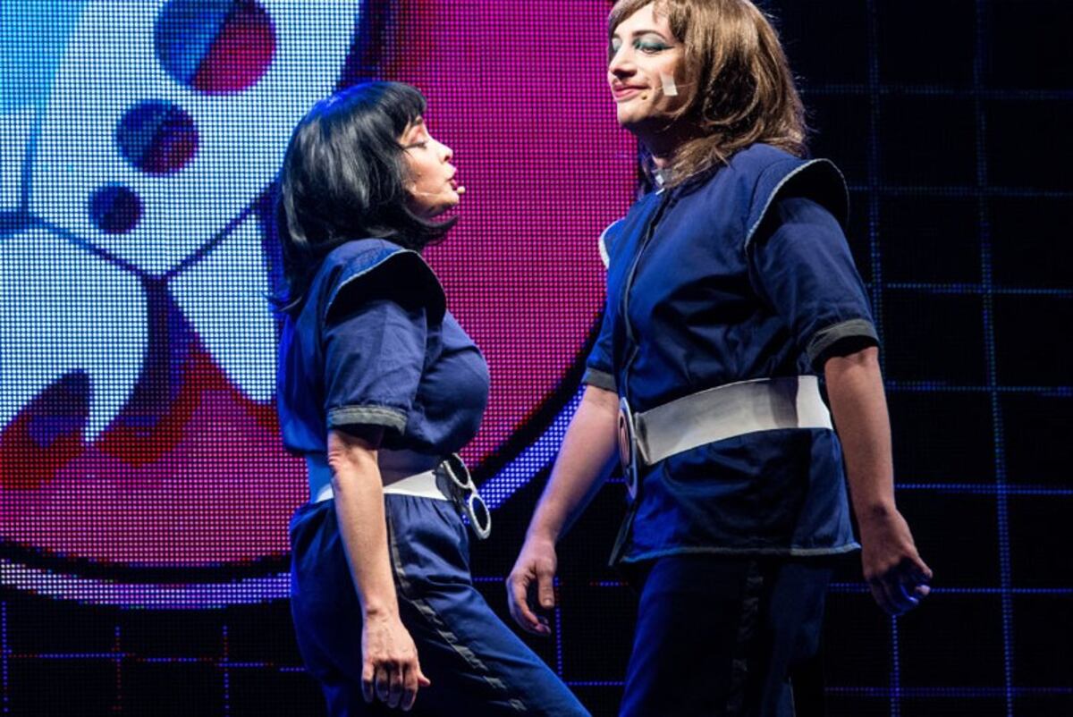 Érica Rivas y Martín Rechimuzzi en una escena del happening teatral "¿Qué pasa hoy acá?" (Foto: gentileza Nacho Sánchez)