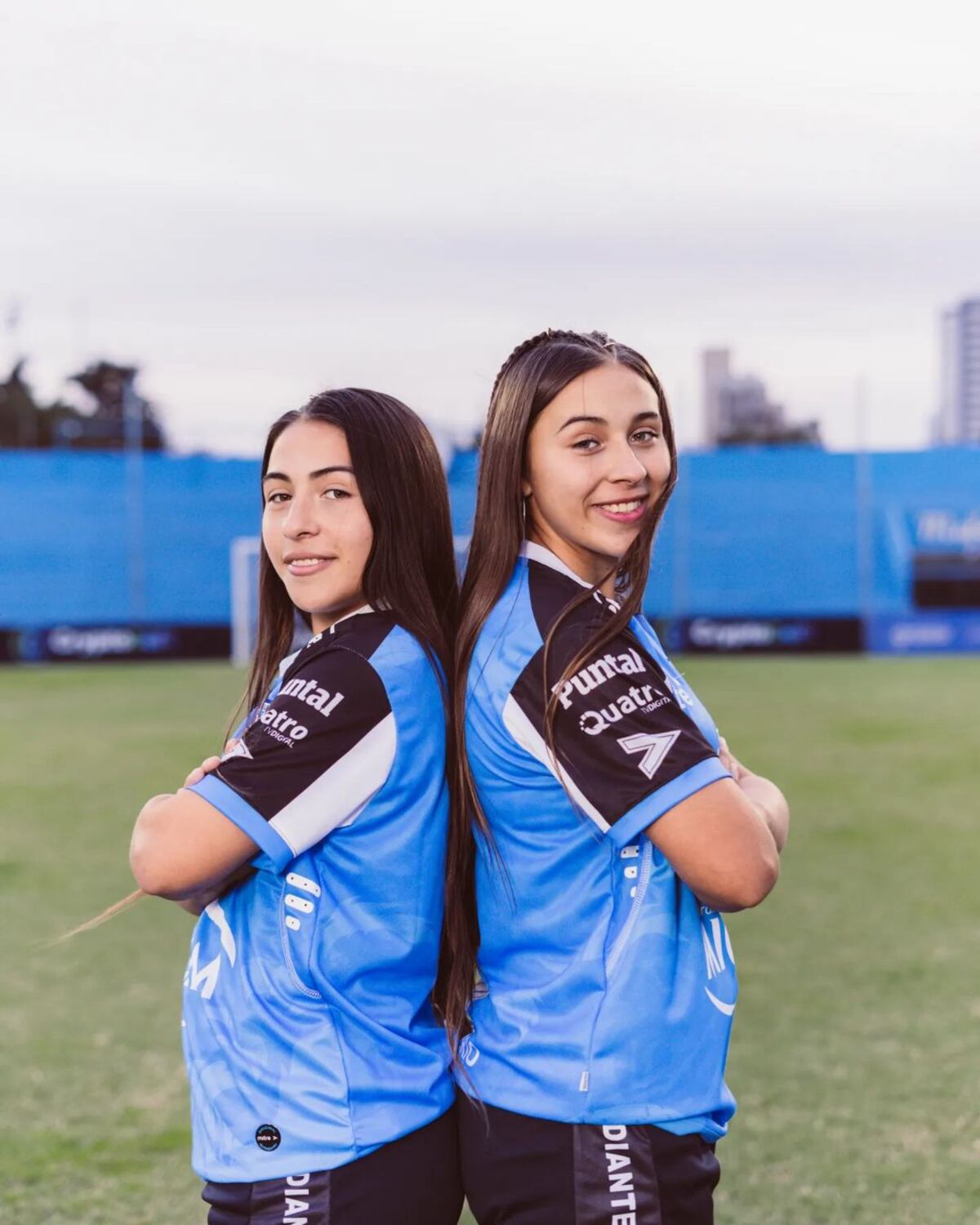 Estudiantes de Río Cuarto y su nueva camiseta para 2024. (Prensa Estudiantes).